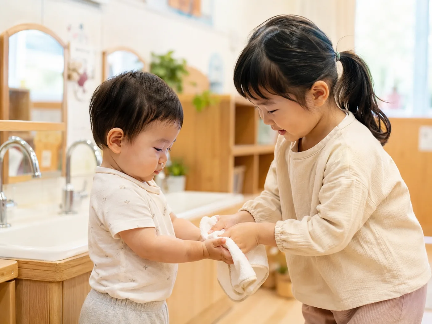 保育室で穏やかに遊ぶ子どもたち