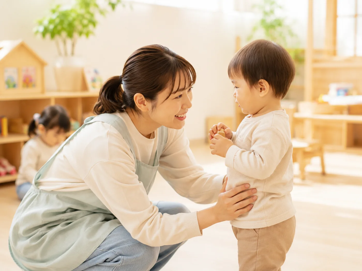 子どもに寄り添って関わる保育士