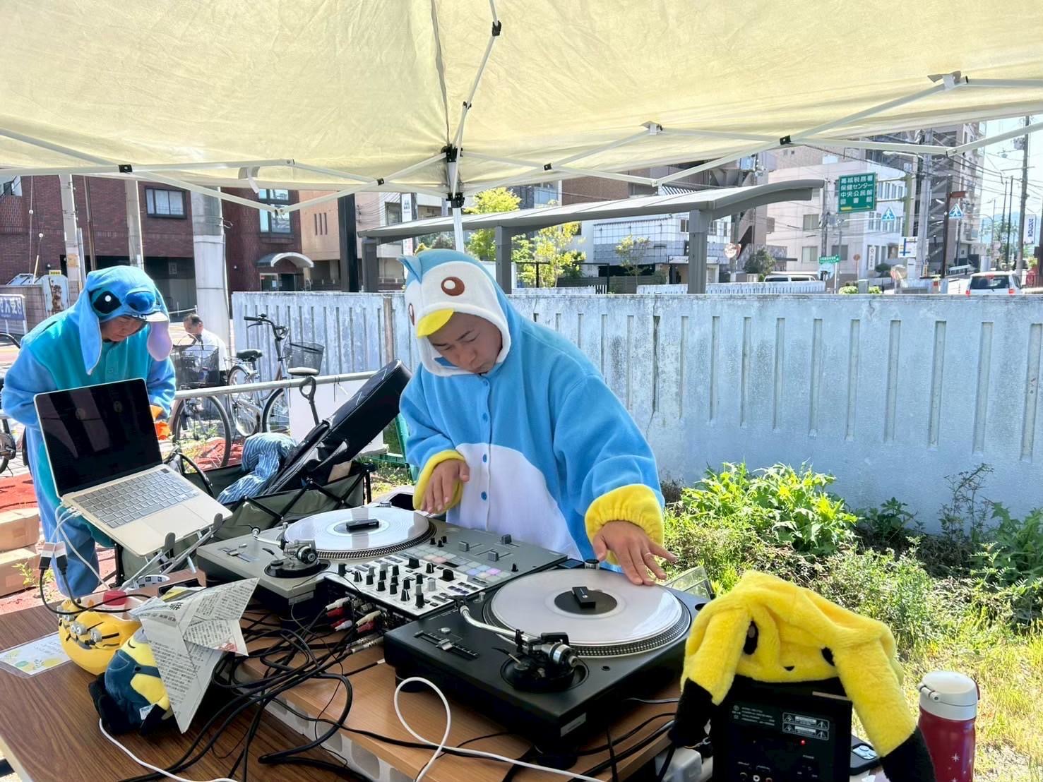 着ぐるみ姿で屋外イベントを盛り上げるメンバー